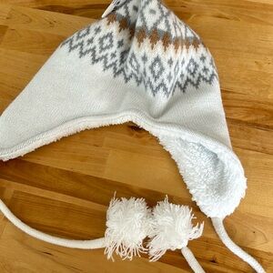 Cute white fun winter hat with little snow balls on the bottom for some fashion!